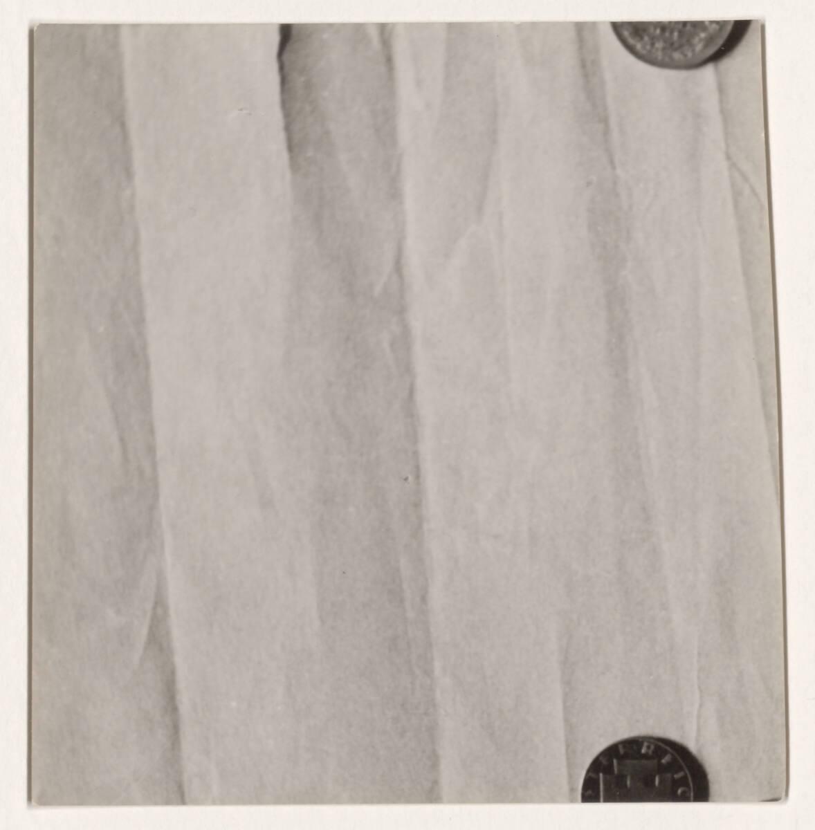 Zerknittertes Papier mit zwei Münzen (Schilling-Groschen), Inv. Nr.: ALA2659