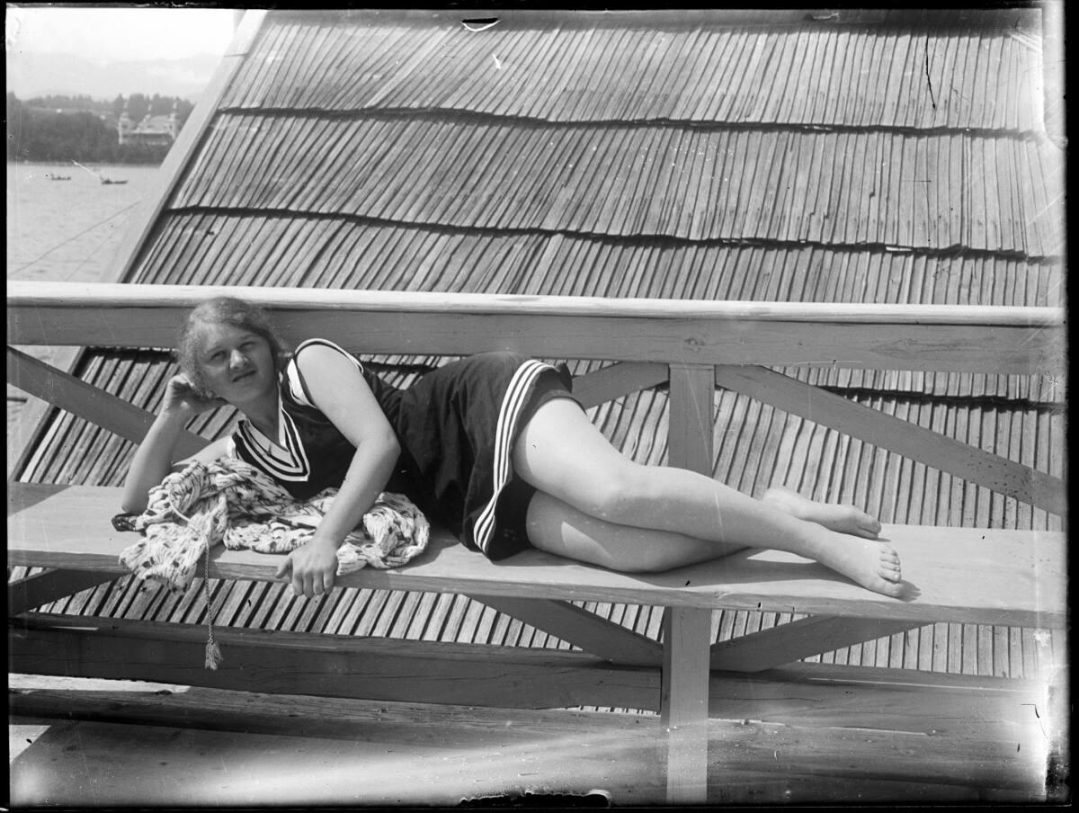 Elsie Altmann im Strandbad, liegend, Inv. Nr.: ALA5092