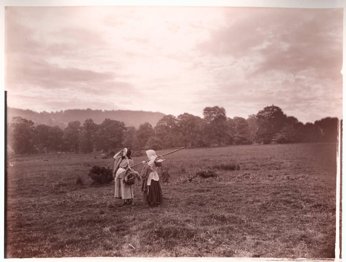 Henry Peach Robinson, Zwei Frauen am Feld, aus der Serie „Figuren in der Landschaft“ (North Wal…