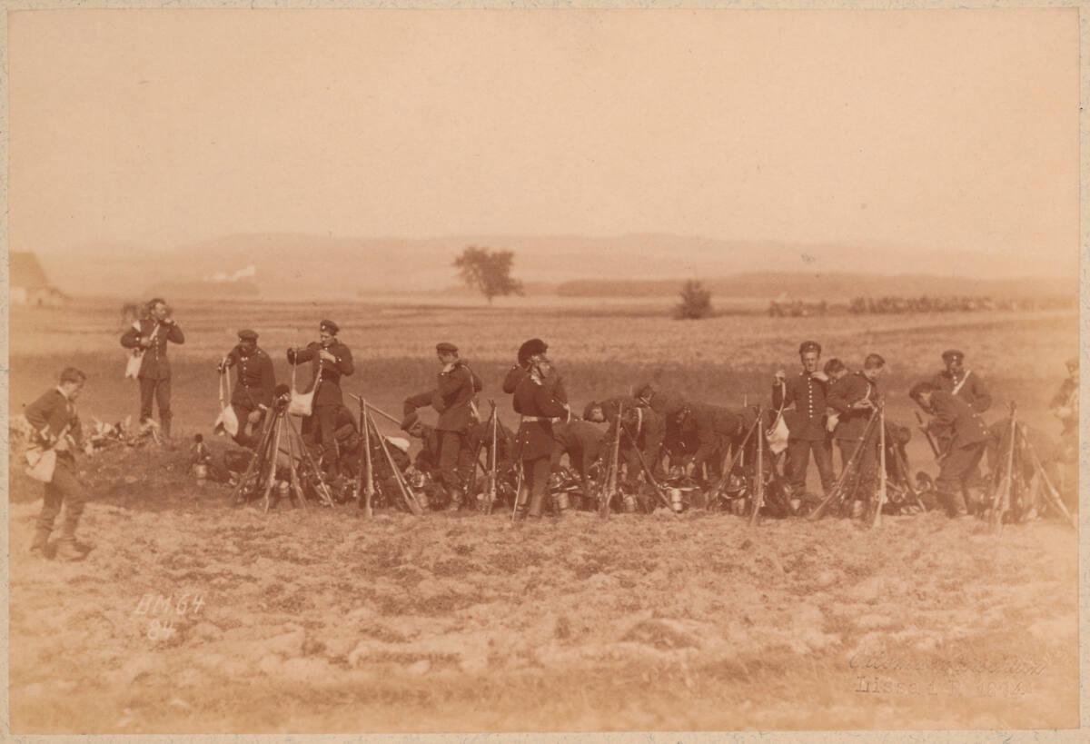 Ottomar Anschütz, Von der Rast aufbrechende Soldaten im Manöver auf freiem Feld, Inv. Nr.: Foto…