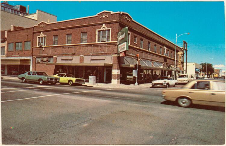 Stephen Shore, Greetings from Amarillo - Tall in Texas (Feferman's Army Navy Store), Inv. Nr.: …