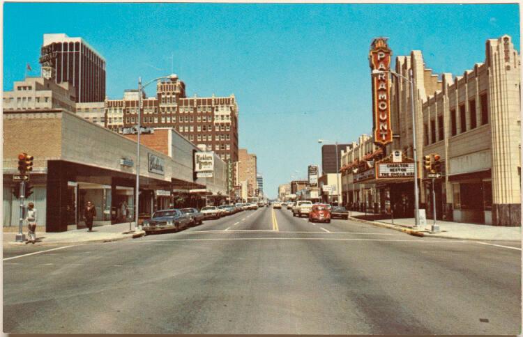 Stephen Shore, Greetings from Amarillo - Tall in Texas (Polk Street), Inv. Nr.: Foto2025/29/2