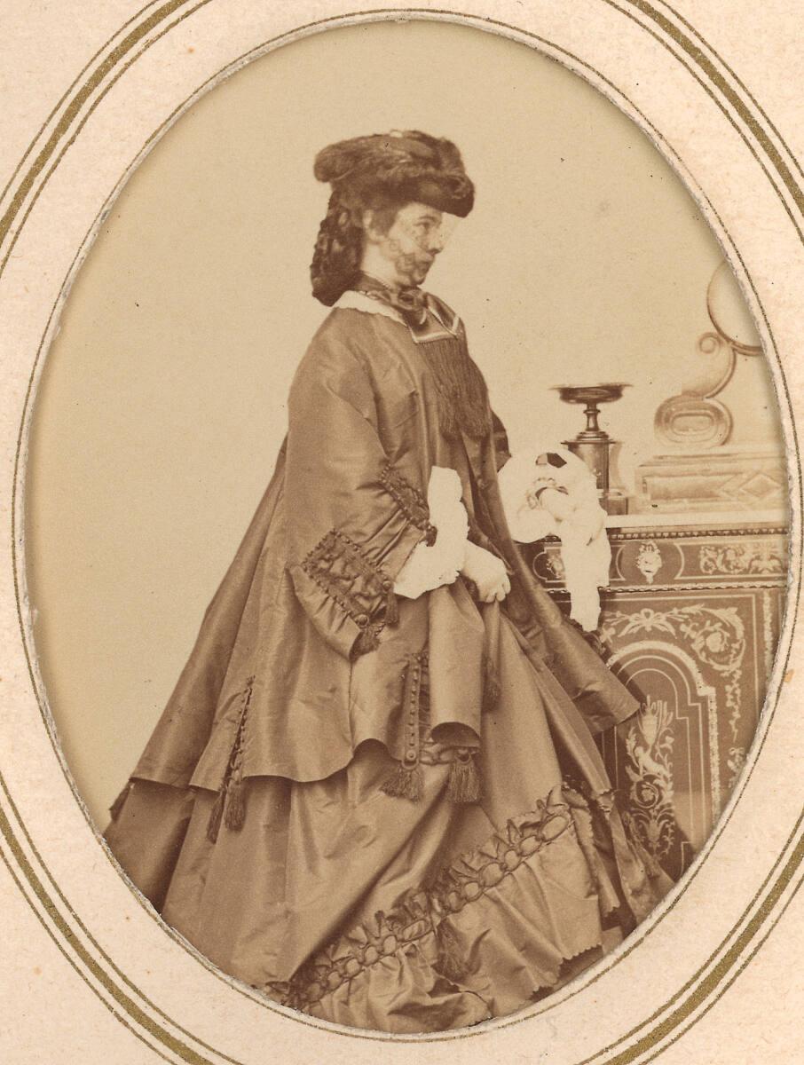 Ludwig Angerer, Kaiserin Elisabeth von Österreich in schwarzem Straßenkostüm mit langer Jacke u…
