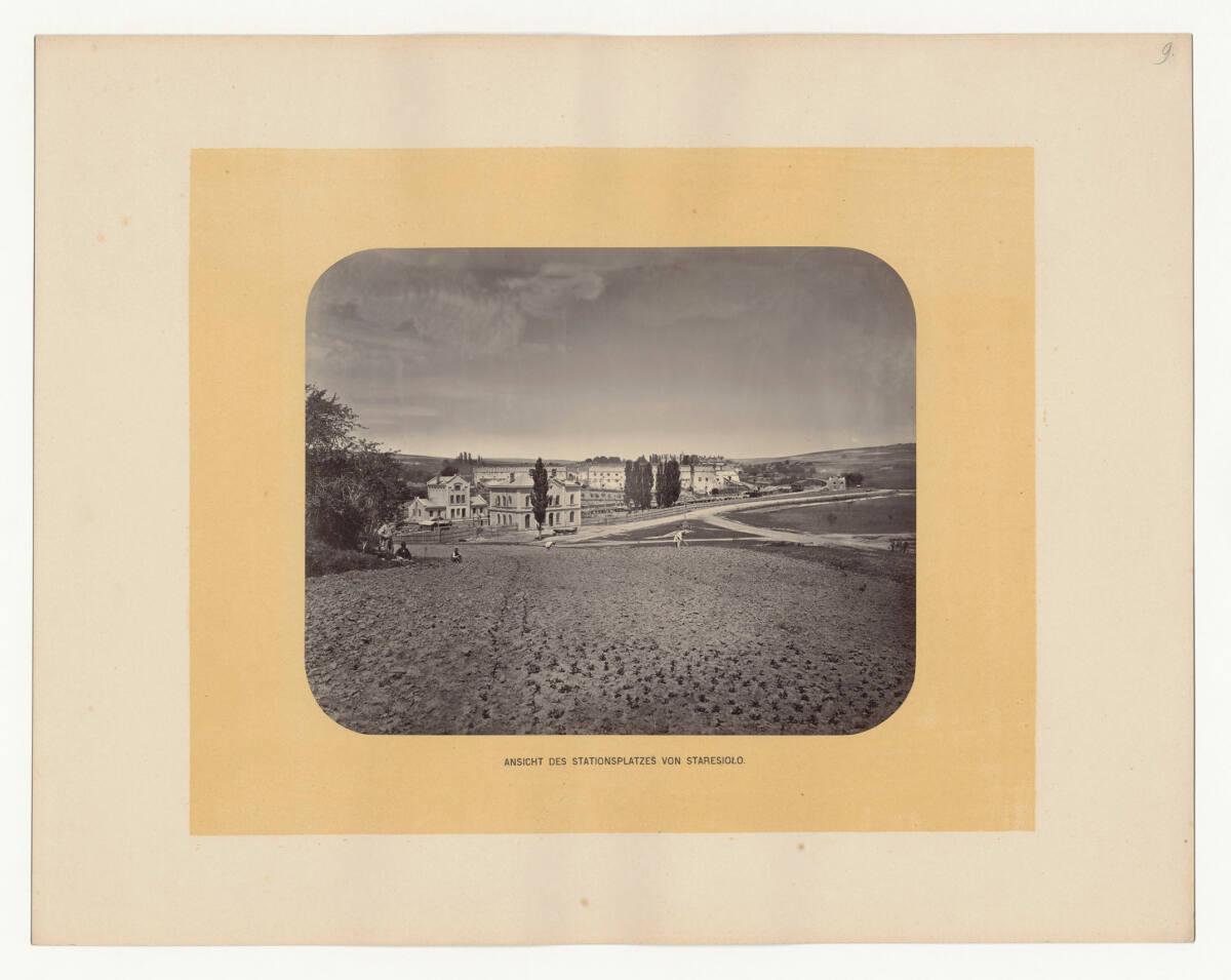 Adolf Schoon von Corbitzthal, Ansicht des Stationsplatzes von Stare Selo, Oblast Lwiw, Ukraine,…