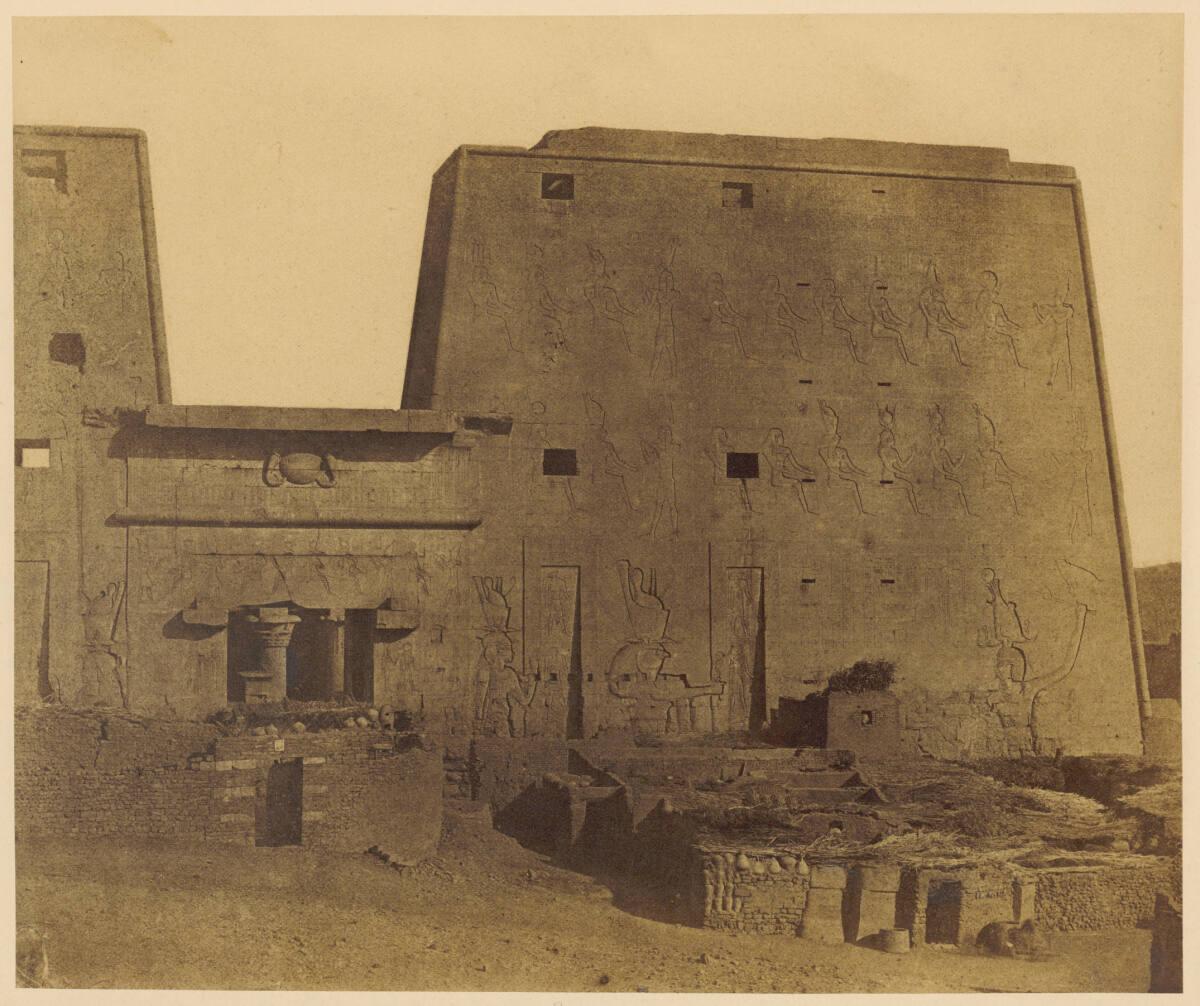 Robert Murray, Tempel von Edfu, Blick auf den großen Pylon, d.h. von Süden her, Inv. Nr.: Foto2…