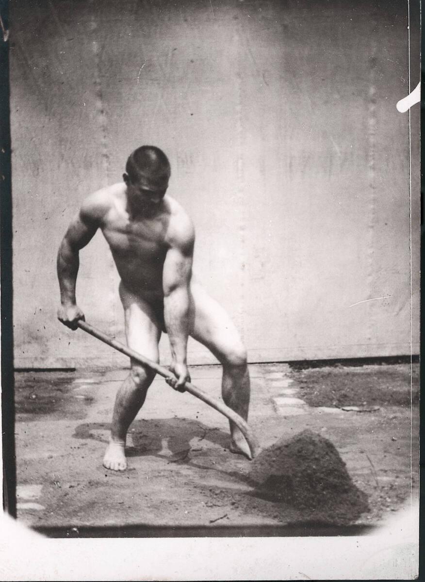 Albert Londe, Mann mit Schaufel, Inv. Nr.: FotoGLV2000/7912