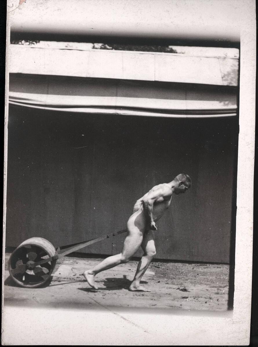 Albert Londe, Mann zieht Walze, Inv. Nr.: FotoGLV2000/7914