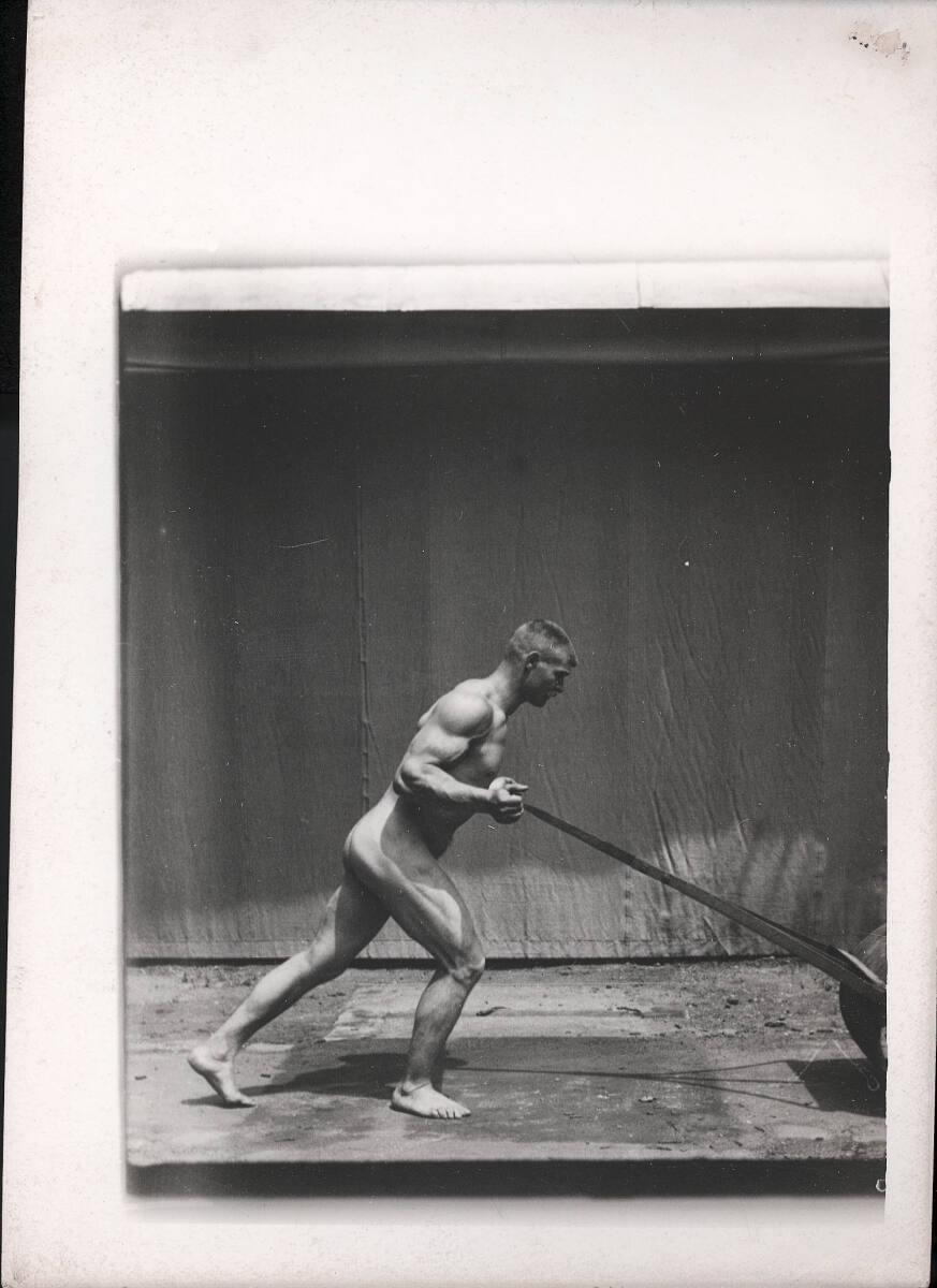 Albert Londe, Mann schiebt Walze, Inv. Nr.: FotoGLV2000/7915