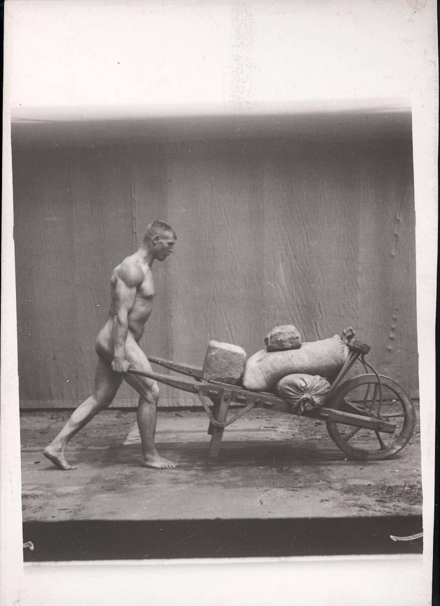 Albert Londe, Mann mit Scheibtruhe, Inv. Nr.: FotoGLV2000/7916