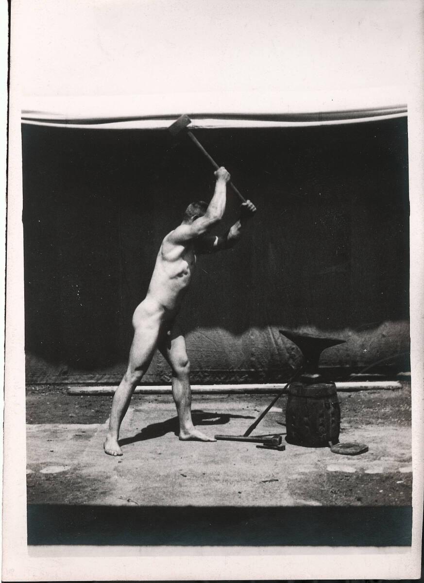 Albert Londe, Mann mit Hammer und Amboss, Inv. Nr.: FotoGLV2000/7918