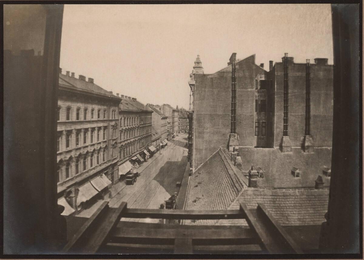 Anonym, Die Westbahnstraße in Wien, aus einem Fenster der K.k. Lehr- und Versuchsanstalt für Ph…