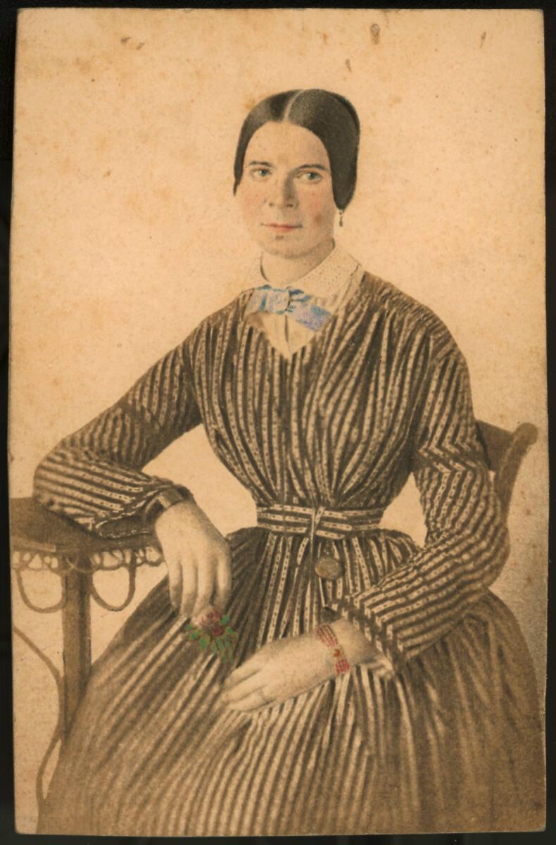 Anonym, Bildnis einer Dame in gestreiftem Tageskleid mit Chemisette, Inv. Nr.: FotoGLV2000/1035…