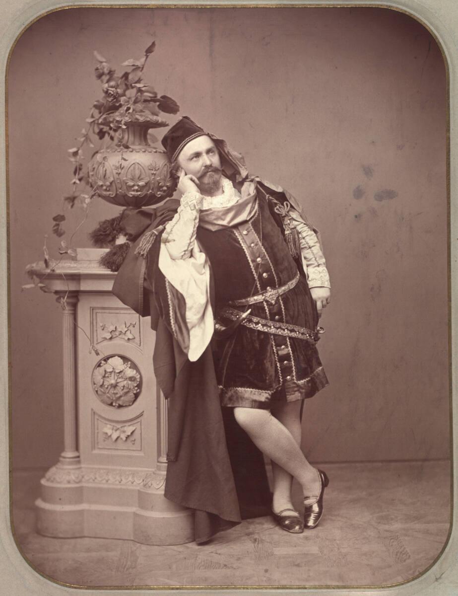 Emil Rabending, Rollenbildnis des Schauspielers Anton Ascher in historischen Kostüm mit weitem …
