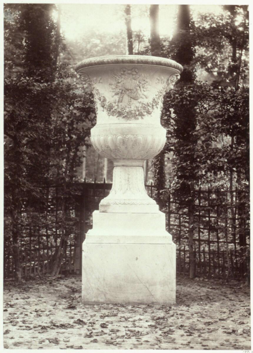 Louis-Alphonse Davanne, Marmor-Vase im Park von Versailles, Inv. Nr.: FotoGLV2000/11307