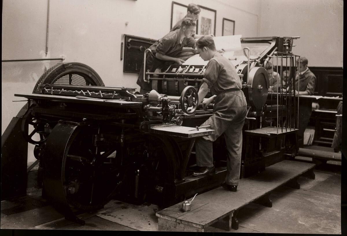 Anonym, Interieur der Graphischen Lehr- und Versuchsanstalt: Steindruckschnellpresse, Inv. Nr.:…