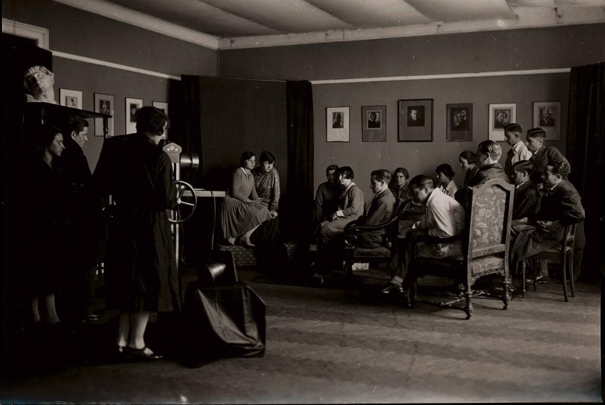Anonym, Interieur der Graphischen Lehr- und Versuchsanstalt: Porträtatelier, Inv. Nr.: FotoGLV2…