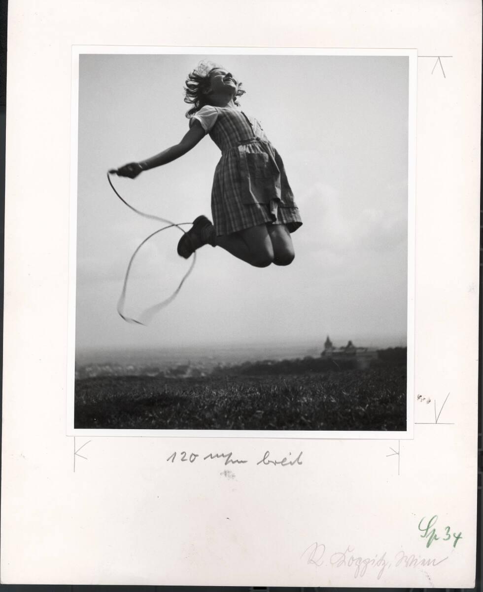 Rudolf Koppitz, Mädchen mit Springschnur, Inv. Nr.: FotoLS2000/114