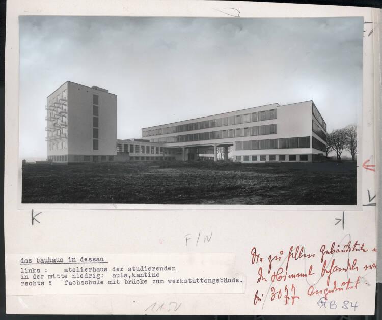 Lucia Moholy, Bauhaus Dessau, Gesamtansicht von der Südseite. 1925/26. Walter Gropius, Berlin, …