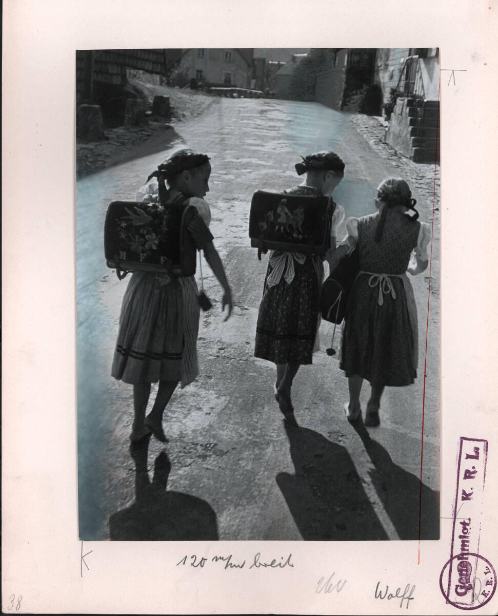 Paul Wolff, Schulgang im Elztal, Schwarzwald, Inv. Nr.: FotoLS2000/1343