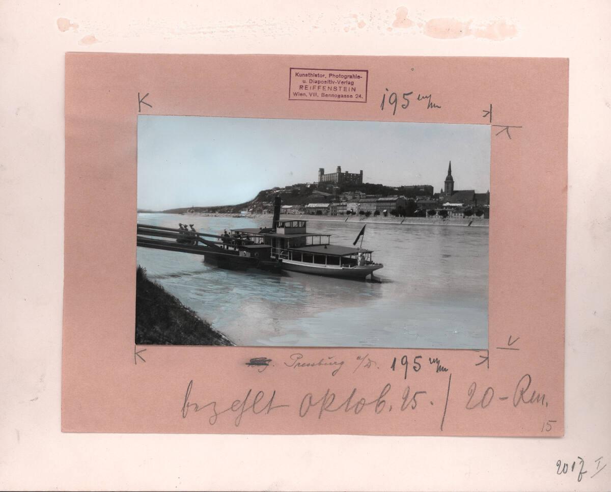 Bruno Reiffenstein, Preßburg. Blick auf die Stadt und die Schloßruine. Unter tschechischer Herr…