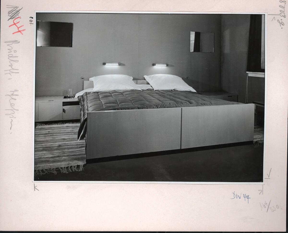 Paul Wolff, Elternschlafzimmer einer Dreizimmer-Typenwohnung, Frankfurt am Main 1927. Karl Herm…