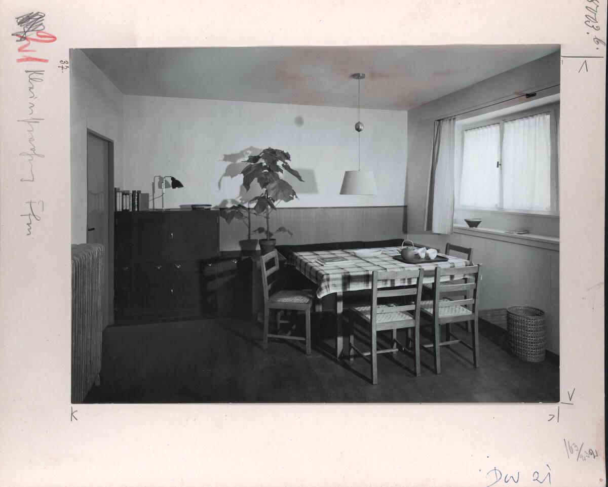 Paul Wolff, Wohnraum einer Kleinstwohnung, Frankfurt am Main. 1929. Städtisches Hochbauamt, Fra…