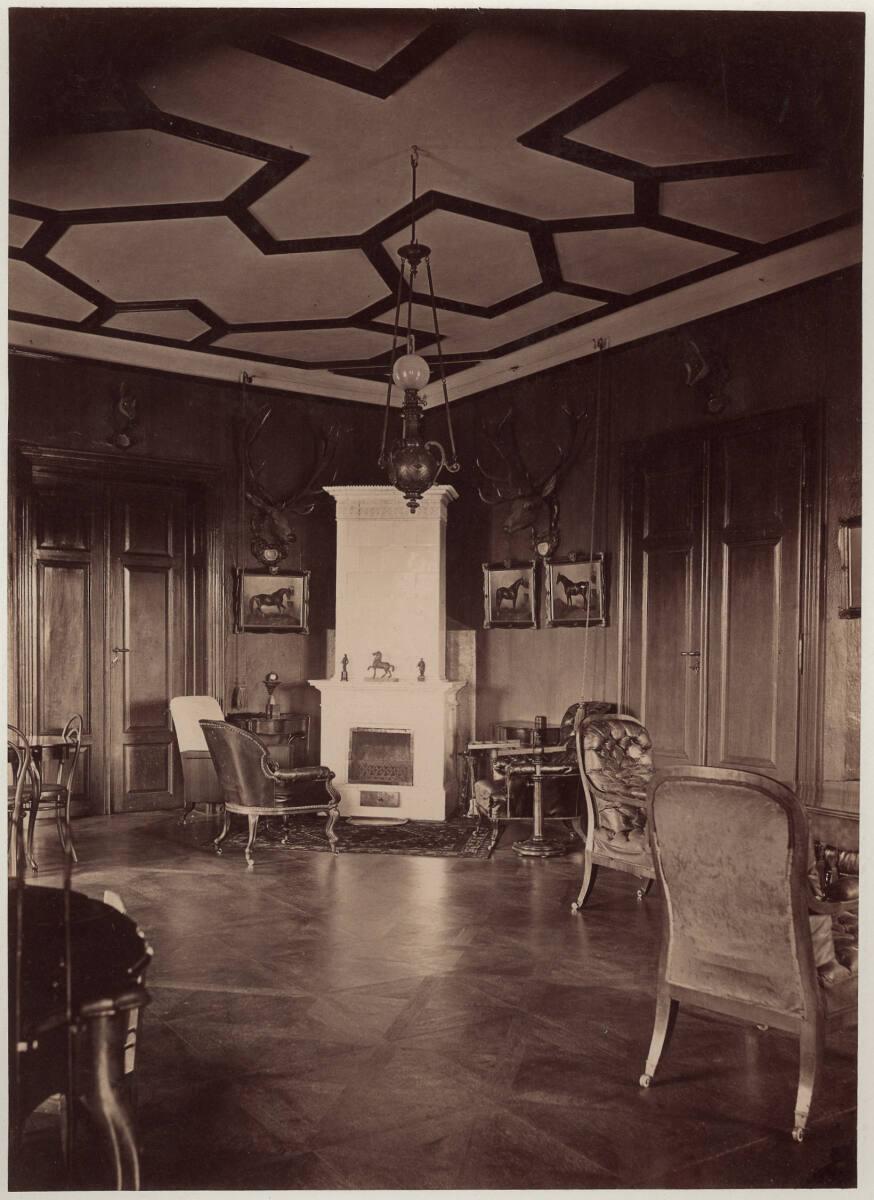 Heinrich (Jindrich) Eckert, Julius Müller'n, Zimmer mit Jagdtrophäen und Pferdebildern im fürst…