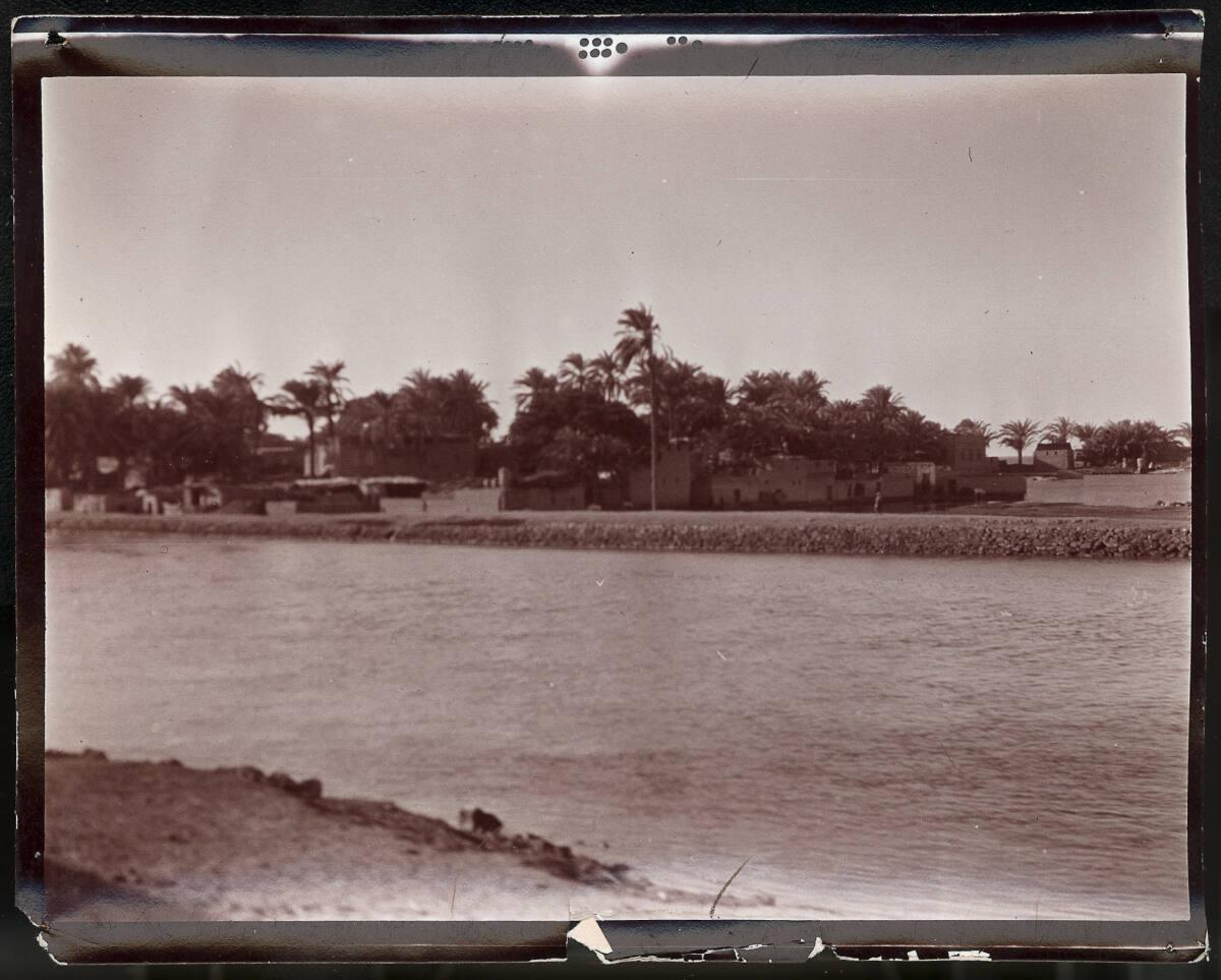 Anonym, Arabisches Dorf an einem Nilkanal (vom Zug aufgenommen), Inv. Nr.: FotoGLV2000/8178