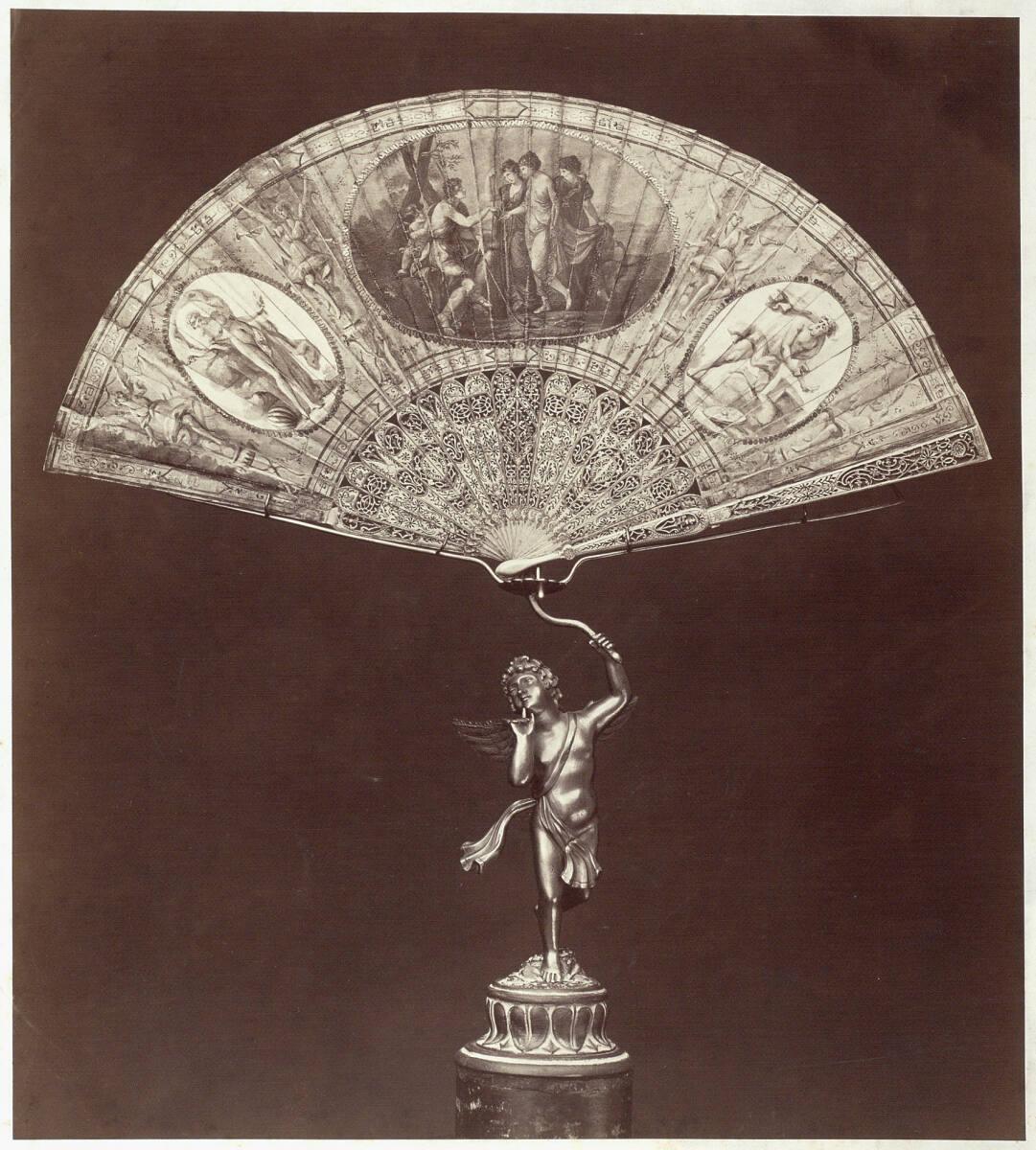 Carl Haack, Prunkfächer, verbunden mit dem Bronzefigürchen eines Amor als Ständer, Inv. Nr.: Fo…