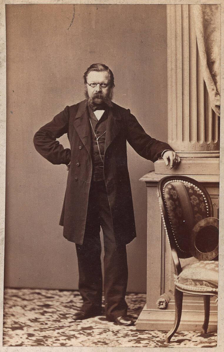 Carl Kroh, Herrenbildnis, ganze Figur, an einer Säule stehend, Inv. Nr.: FotoGLV2000/7809