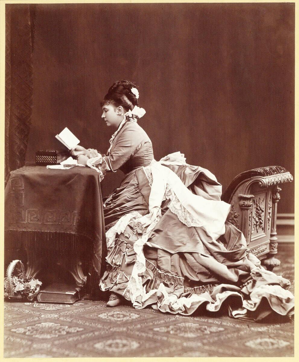 Julius Gertinger, Wien, Bildnis der Schauspielerin Marie Geistinger in ganzer Figur, auf einer …