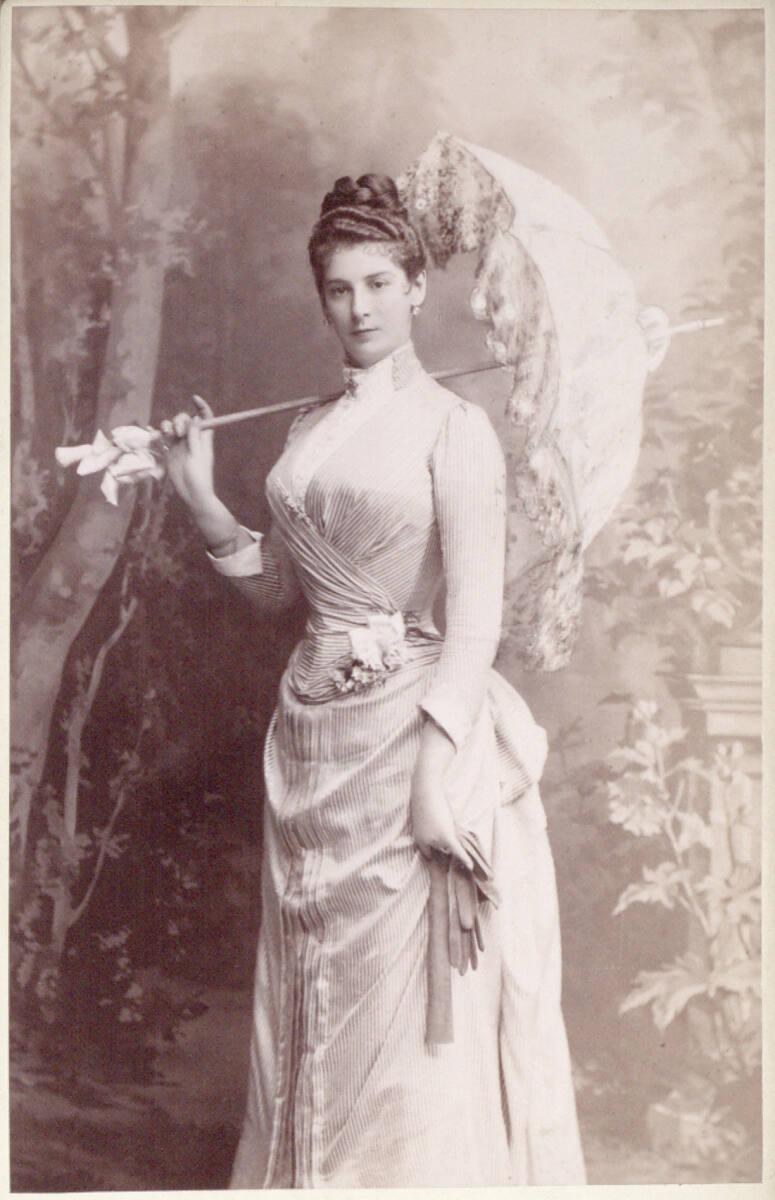 Josef Löwy, Atelierporträt einer Dame mit Schirm, Inv. Nr.: FotoGLV2000/4969/14