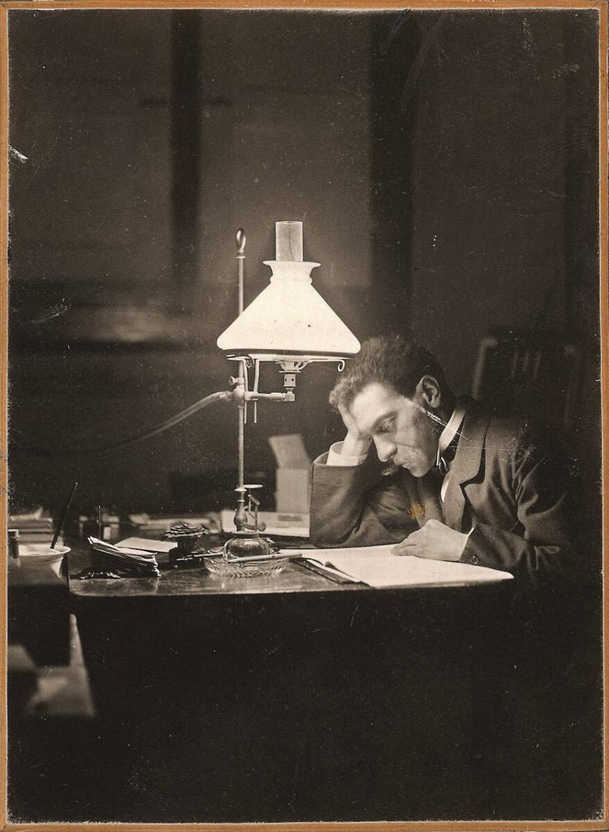 Giuseppe Pizzighelli, Bildnis eines Herrn am Schreibtisch mit Leselampe, Inv. Nr.: FotoGLV2000/…