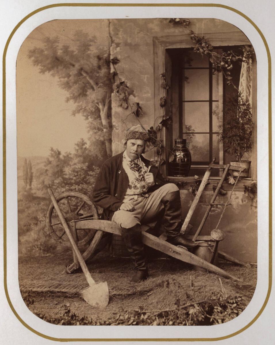 Heinrich (Jindrich) Eckert, Mann mit Pfeife auf einem Karren sitzend (Atelierf.), Inv. Nr.: Fot…