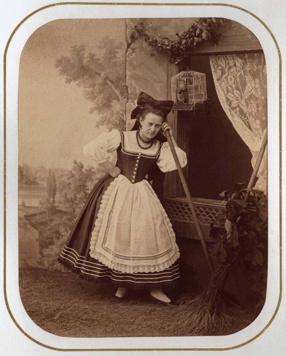 Heinrich (Jindrich) Eckert, Junge Frau (Schauspielerin) in Tracht im Atelier, Inv. Nr.: FotoGLV…