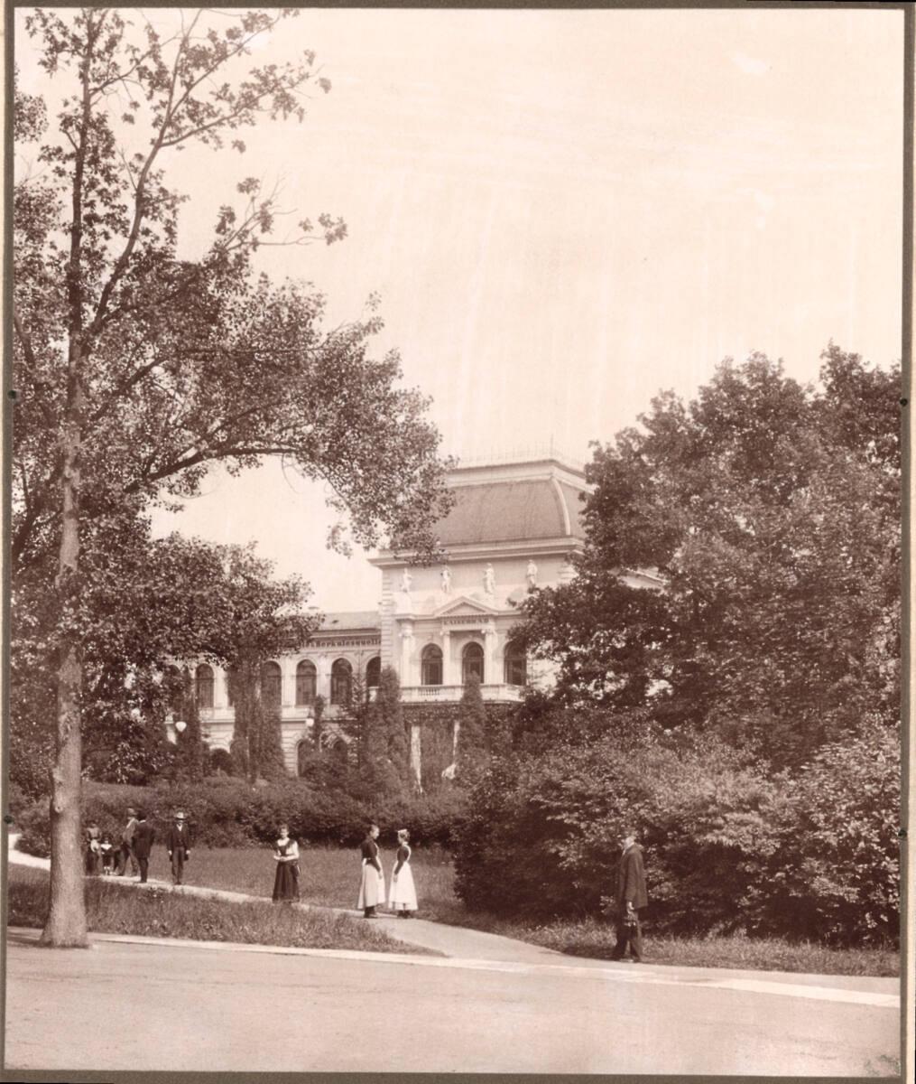 Heinrich (Jindrich) Eckert, Blick auf das Gebäude des 1880 eröffneten "Kaiserbades" mit der "He…