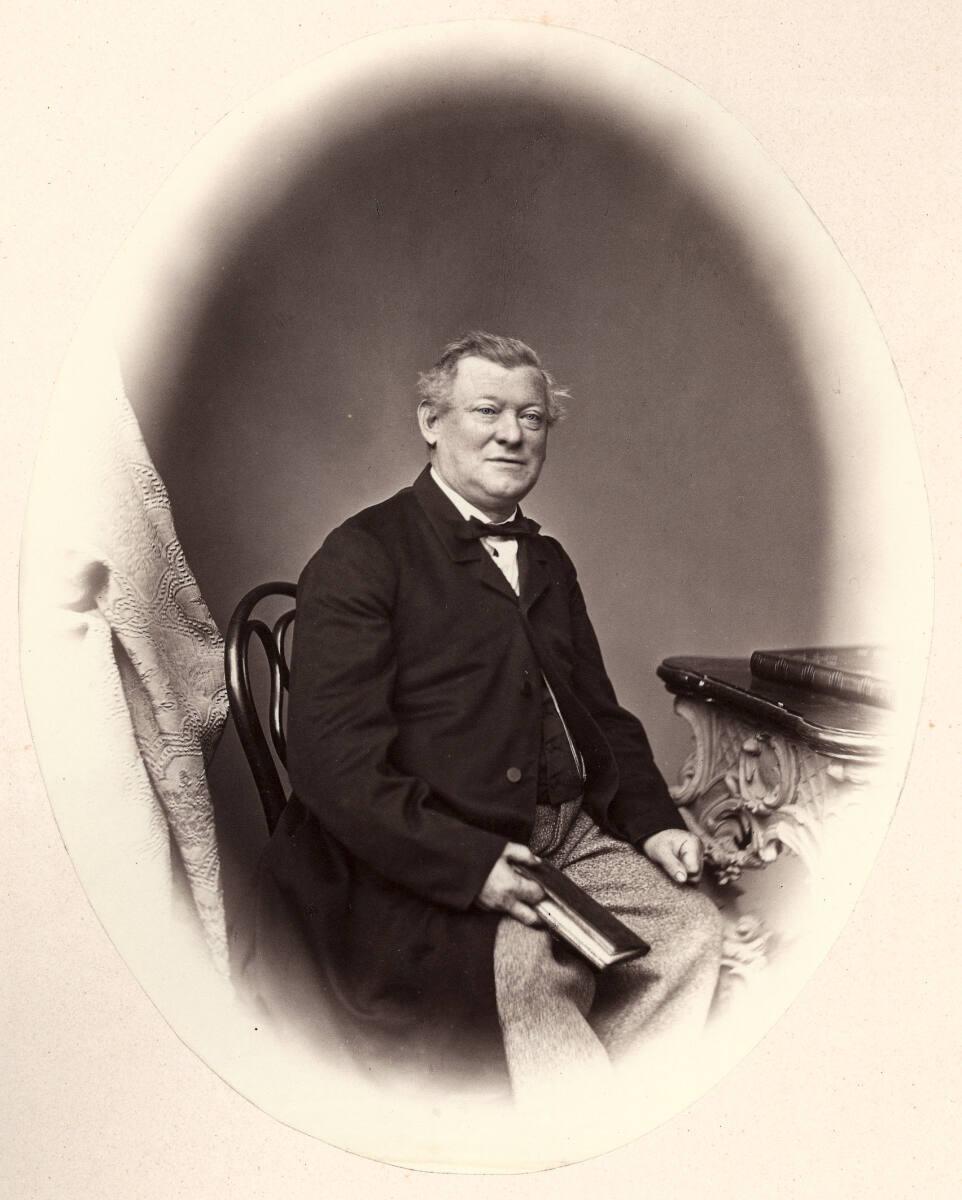 Johann Bauer, Porträt eines Mannes an einem Tisch, mit einem Buch in der Hand, Inv. Nr.: FotoGL…