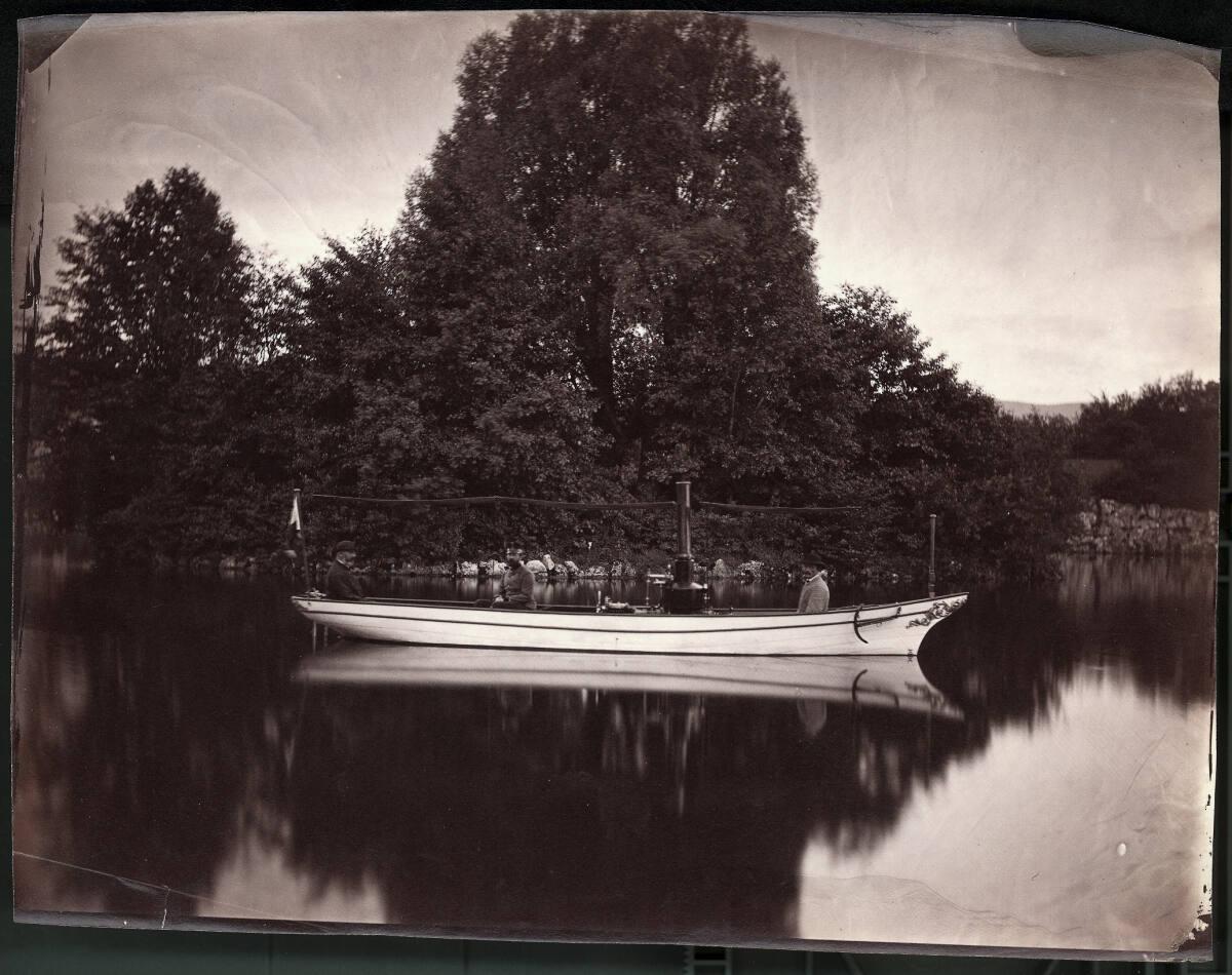 Julius Leth, Dampfboot auf dem Wasser im Park von Schloss Hernstein bei Baden, Niederösterreich…