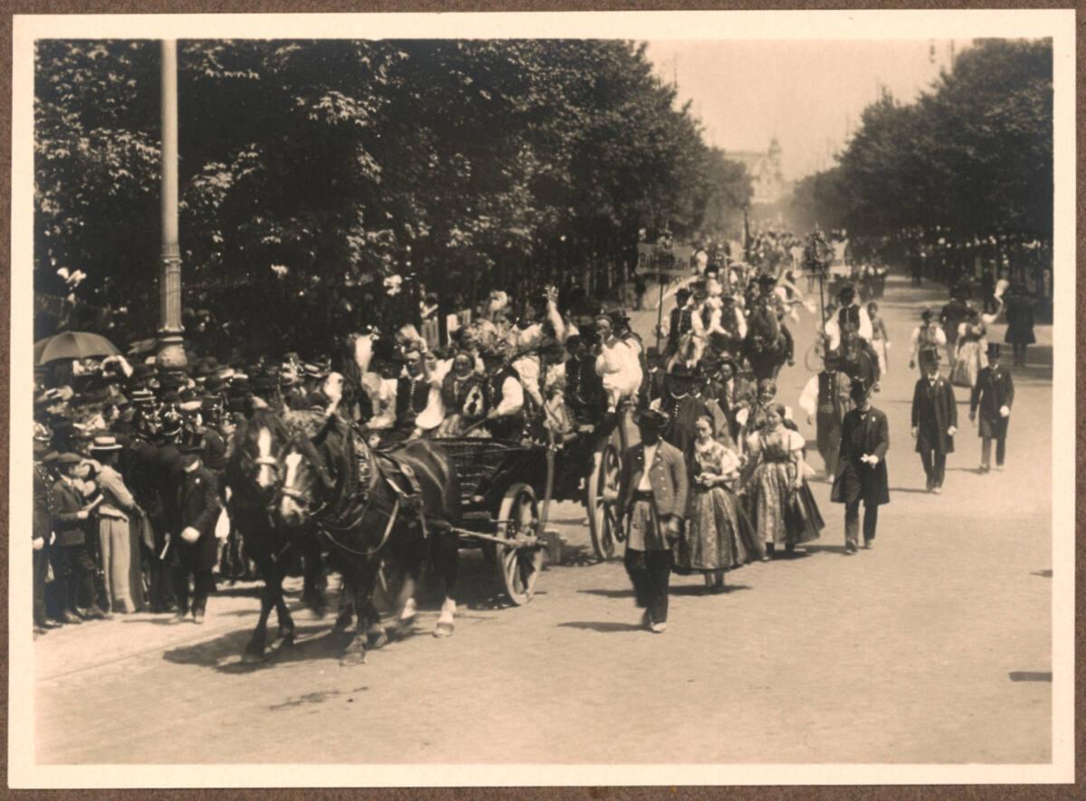 Josef Löwy, Kaiser-Huldigungs-Festzug in Wien 1908: Böhmen, ein Hochzeitszug aus dem Böhmerwald…