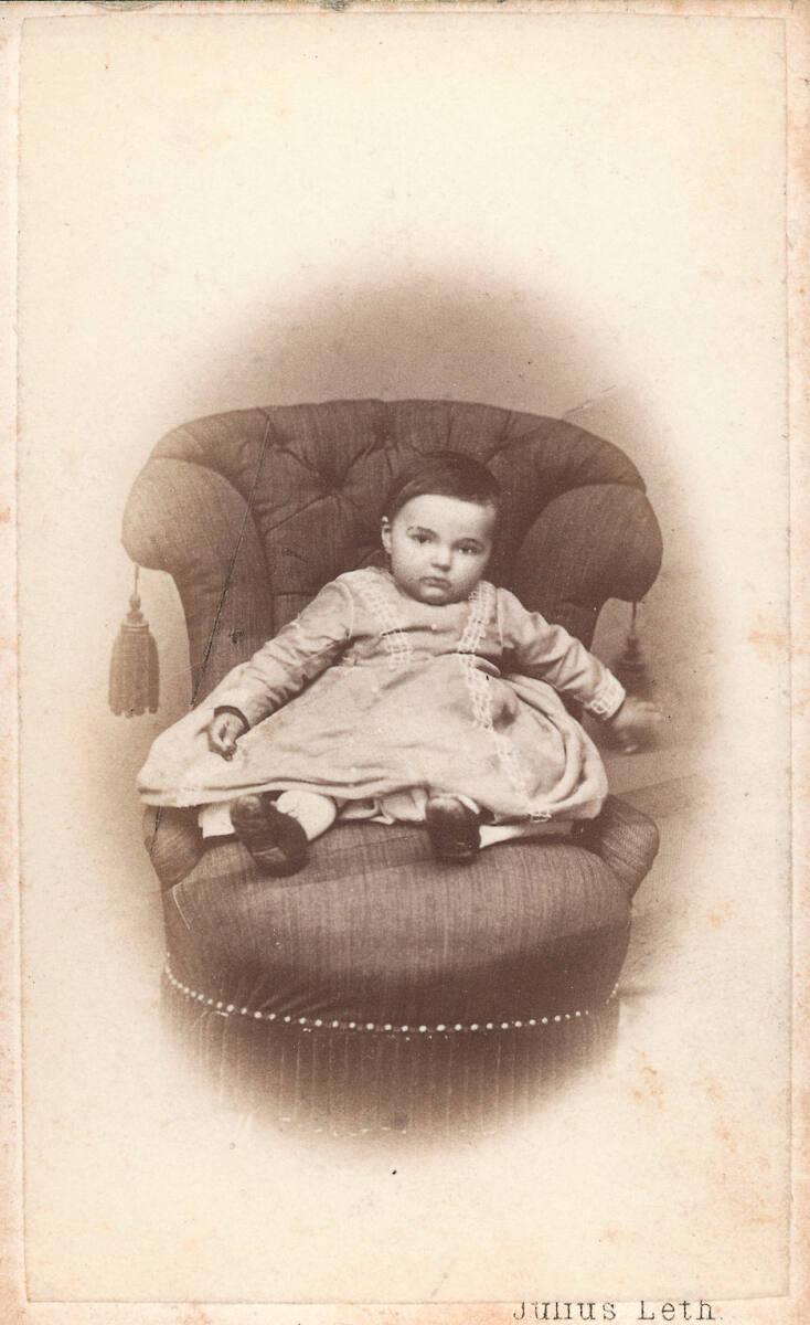 Julius Leth, Kinderbildnis, in einem Sessel sitzend, Inv. Nr.: FotoGLV2000/7838
