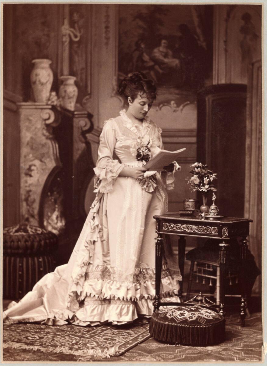 Fritz Luckhardt, Stehende, lesende Frau, vor gemaltem Atelierhintergrund, Inv. Nr.: FotoGLV2000…