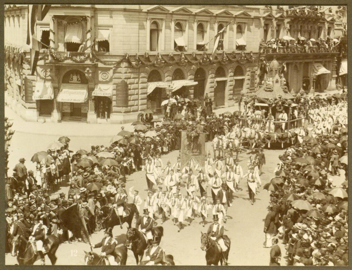 Carl Böttcher, Festzug des IX. Deutschen Bundes- und Jubiläums-Schießens 1887, Inv. Nr.: FotoGL…