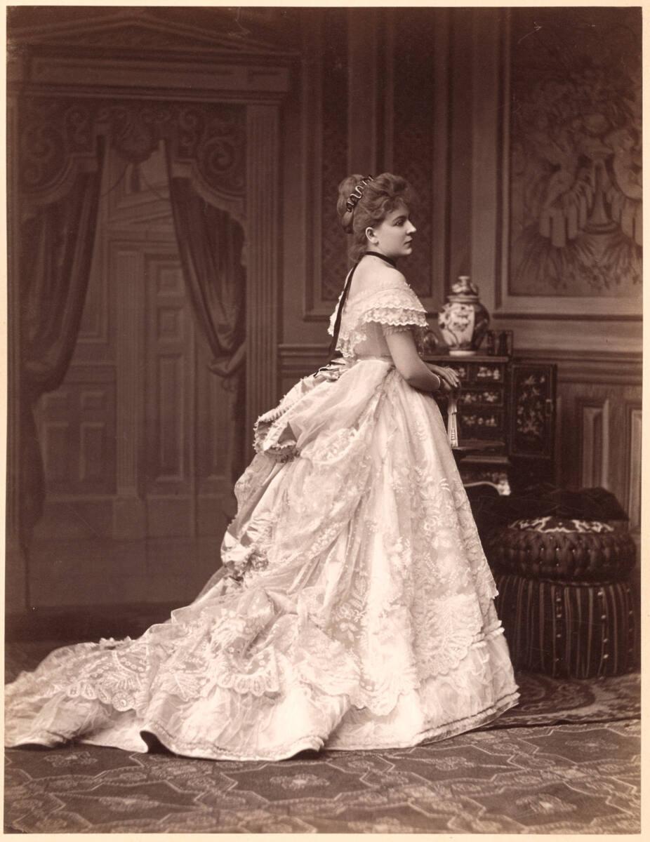 Fritz Luckhardt, Stehende Frau, vor gemaltem Atelierhintergrund, Inv. Nr.: FotoGLV2000/5448