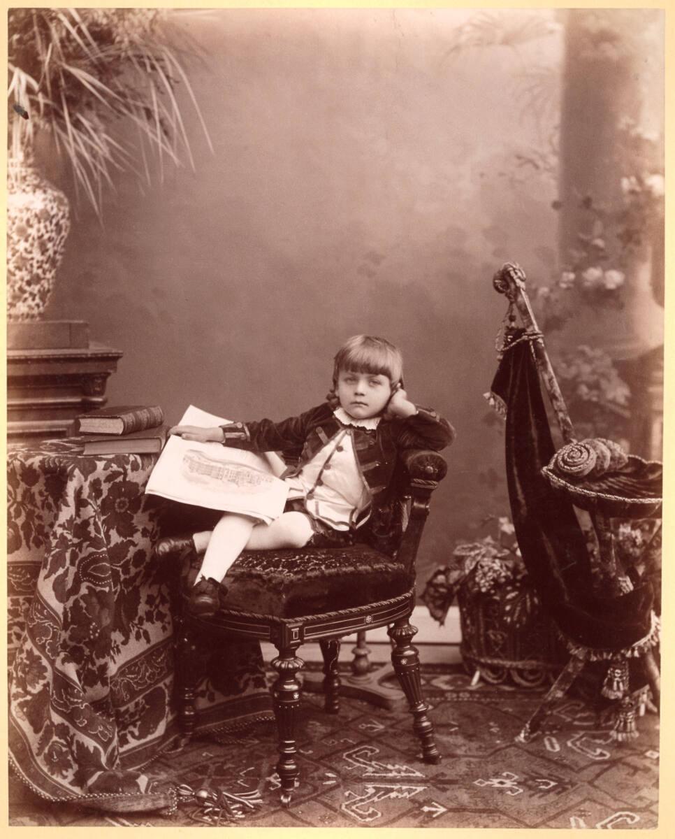Friedrich Mallmann, Charles Scolik, Carl Srna, Kostümiertes Kind im Atelier, Inv. Nr.: FotoGLV2…