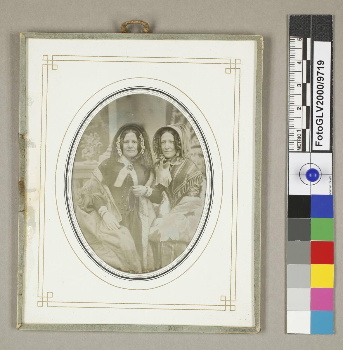 Josef Wawra, Zwei Damen, Dreiviertelfiguren, in reicher Straßenkleidung, im Hintergrund Atelier…
