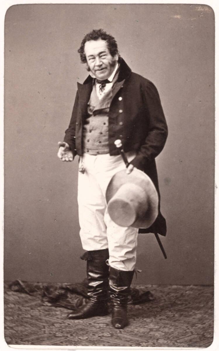 Eduard Cramolini, Schauspielerporträt (mit Hut und Stock), Inv. Nr.: FotoGLV2000/6279