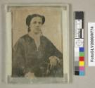 Anonym, Damenbildnis, halbe Figur, in schwarzem Kleid mit einem Buch in der Hand, Inv. Nr.: Fot…