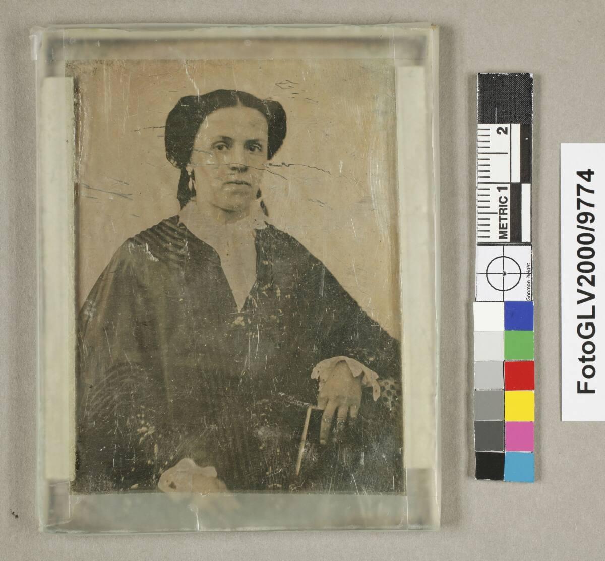 Anonym, Damenbildnis, halbe Figur, in schwarzem Kleid mit einem Buch in der Hand, Inv. Nr.: Fot…