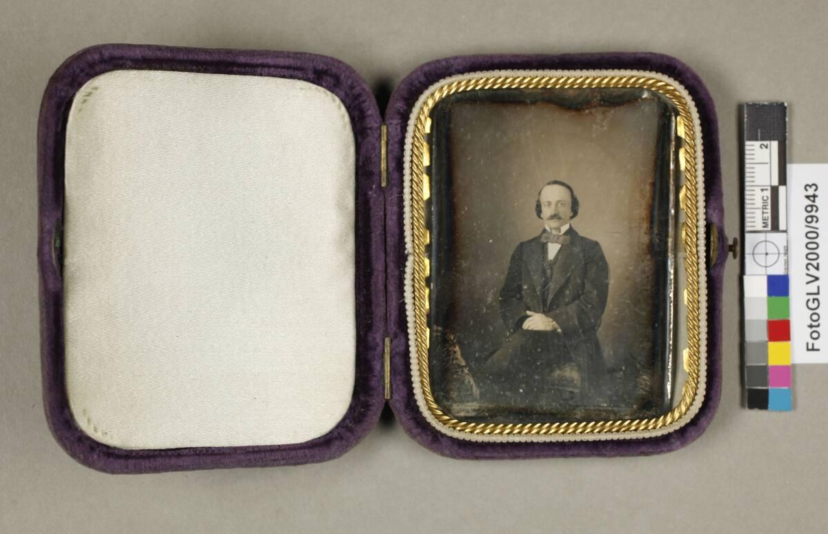 Albin Mutterer, Herrenbildnis (angeblich Ludwig Schrank), ganze Figur, auf einem Stuhl sitzend,…