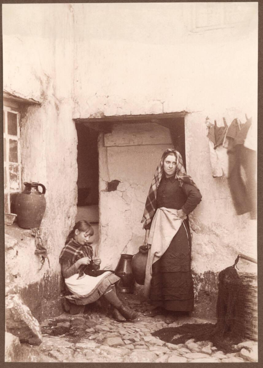 Joseph Gale, Strickendes Mädchen und Frau mit Krug vor einem Hauseingang, Inv. Nr.: FotoGLV2000…